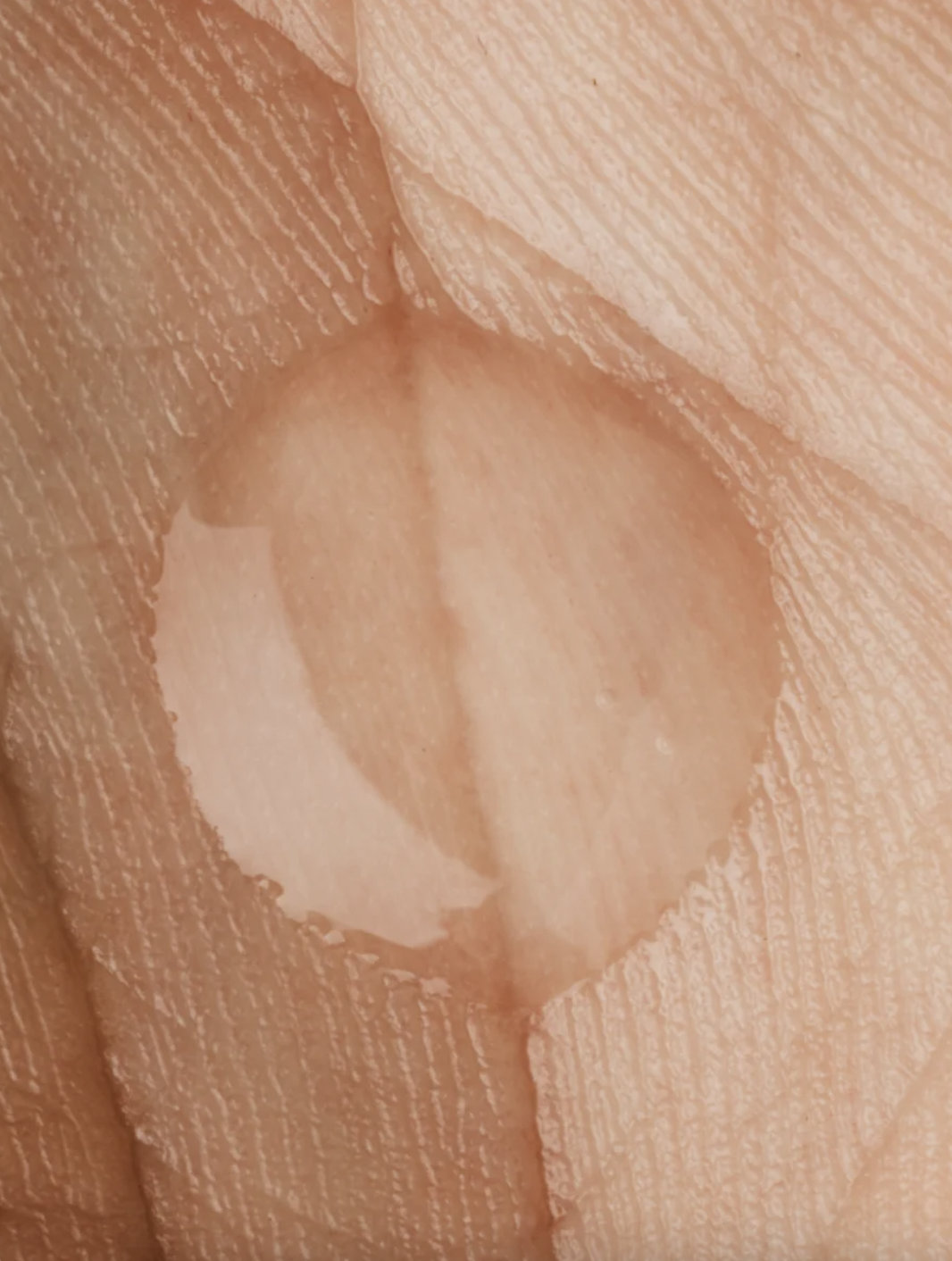 Le Skinimalisme: Retour aux Sources pour une Peau Rayonnante